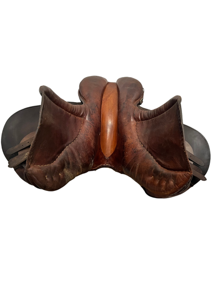 Bottom view of saddle