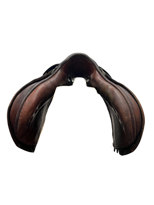 Front view of saddle