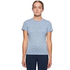 Model wearing blue tee shirt